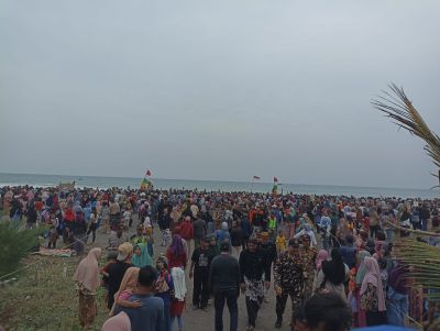 Masyarakat berebut Gunungan