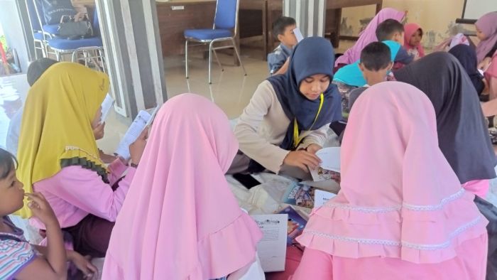 Menumbuhkan Minat Baca Anak-Anak Desa Miritpetikusan dengan Gerakan Literasi Bersama KKN-PPM UGM 2023 02