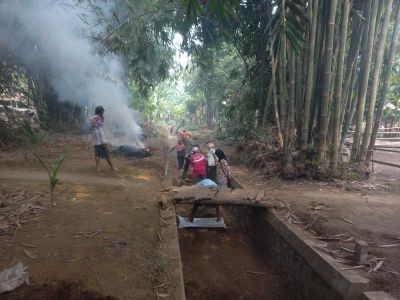Warga dan Pemdes Bersihkan Saluran Air desa Miritpetikusan 