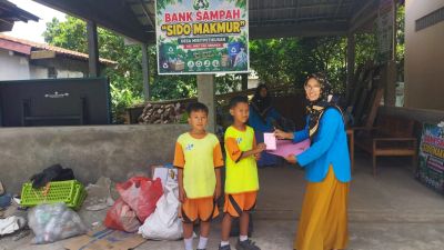SDN Selotumpeng Belajar Pengelolaan Sampah di Bank Sampah Sido Makmur desa Miritpetikusan 