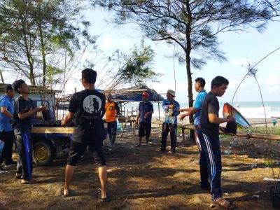 Mahasiswa KKN PPM UGM Tanam Ratusan Pohon Cemara Laut di Pantai Melodi Wuni Miritpetikusan 